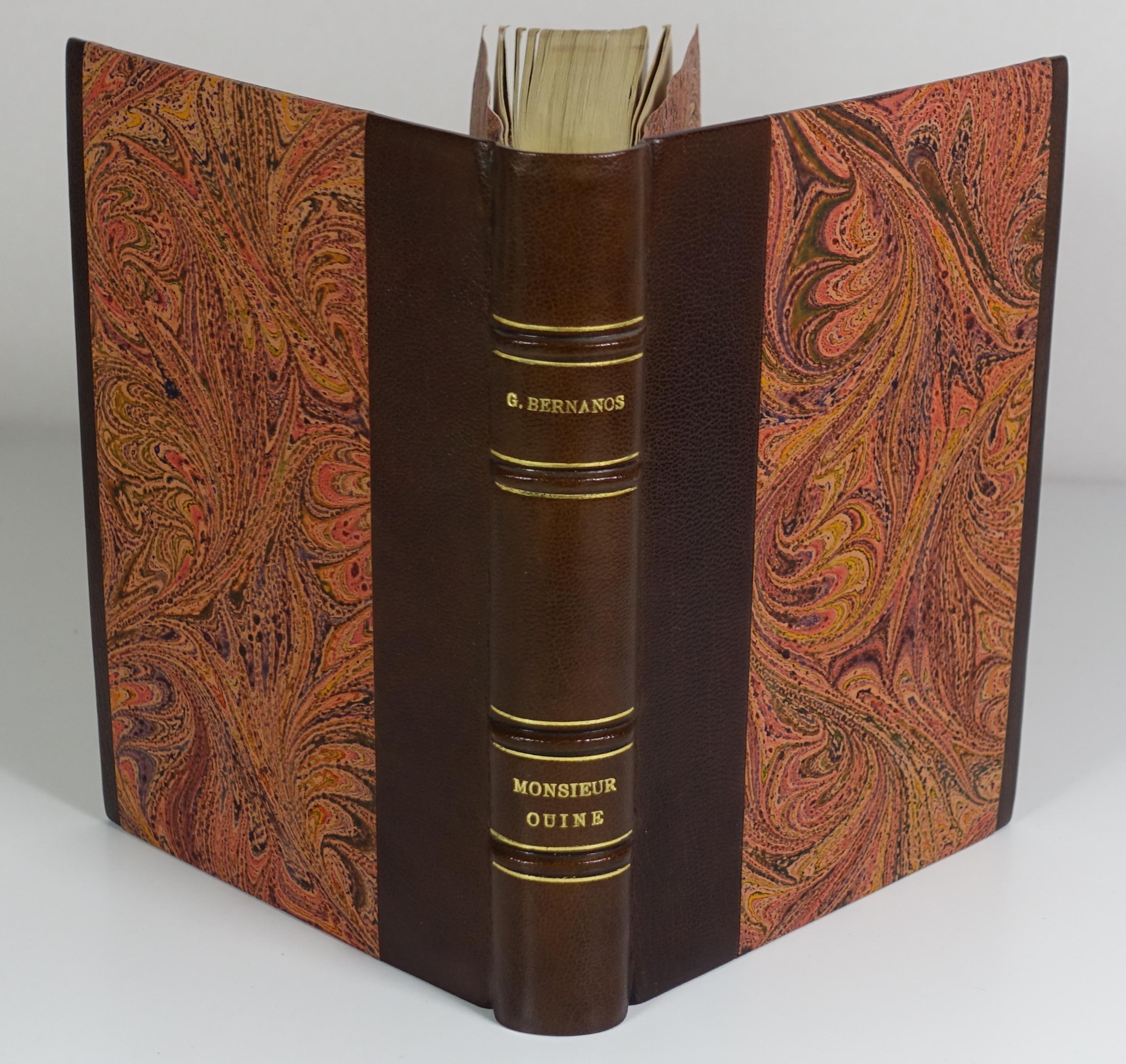 BERNANOS Georges Monsieur Ouine Atlantica Editora, Rio de Janeiro, 1943. In-12 reliure demi chagrin à bandes verticales, dos à quatre nerfs, nom et titre dorés, tête dorée, couverture et dos conservés, 314 p. Edition originale sur papier courant. Etiquette contrecollée sur page de faux titre de la librairie Rivages, à Alger, seconde librairie d
