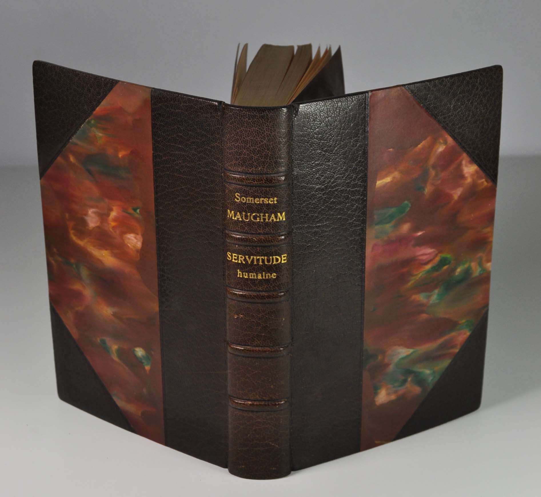 MAUGHAM Somerset Servitude humaine Paris, Les éditions de France, s.d. (1937). In-8 reliure traditionnelle demi-maroquin à coins, dos à cinq nerfs, tête dorée, signet, couverture et dos conservés, signée par Kieffer, 619 p. Exemplaire sur papier courant. Texte français de Madame E. R. Blanchet.