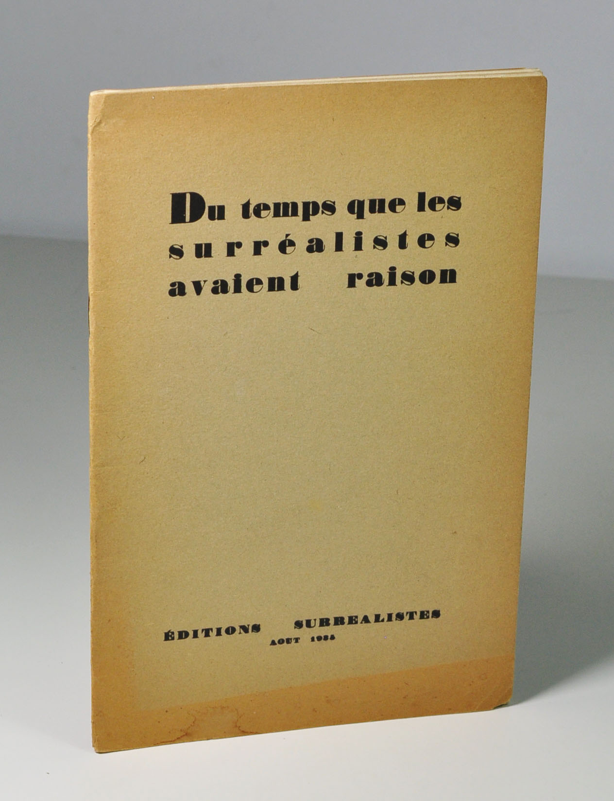 (Collectif) Emmanuel Rudzitsky, dit Man Ray, André Breton, Paul Éluard, Max Ernst, Yves Tanguy Du temps que les surréalistes avaient raison Editions Surréalistes, imprimé sur les presses G.L.M., août 1935. Plaquette agrafée, 245 X 160 mm, 15 p. Edition originale. Pas de grand papier. Tract signé par Breton, Éluard, Ernst, Man Ray, Tanguy, etc.