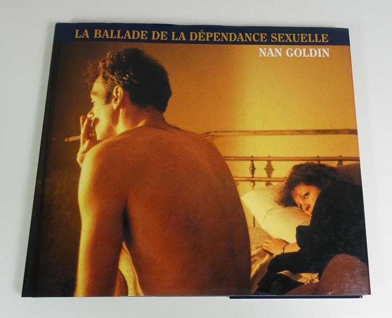 Nan Goldin, "La ballade de la dépendance sexuelle" Aperture, 1996. Première édition française.