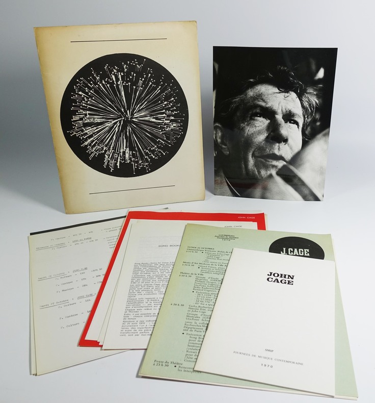 John Cage Paris, SMIP, 1970. Chemise contenant des programmes et dossiers documentaires sur John Cage, pour les Journées de musique contemporaine, dont un portrait photographique du compositeur en tirage argentique (181 X 238 mm).