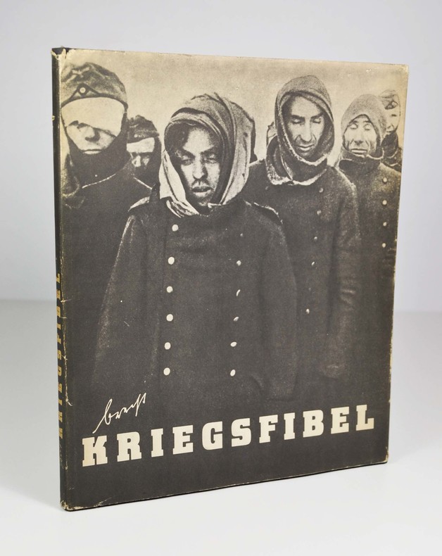 Bertolt Brecht, "‎Kriegsfibel‎", Eulenspiegel Verlag, Berlin, 1955. Un volume, reliure pleine toile d