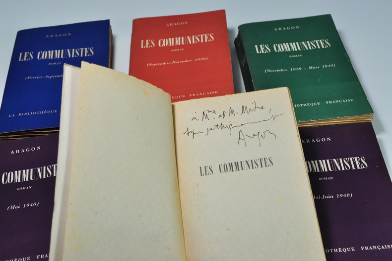 ARAGON Les communistes (6 volumes : Février-Septembre 1939; Septembre-Novembre 1939 ; Novembre 1939 - Mars 1940; Mars - mai 1940; Mai 1940 ; Mai-Juin 1940) La bibliothèque française, 1950 - 1951. 6 volumes in-12 brochés sur papier courant. Hommage signé de l