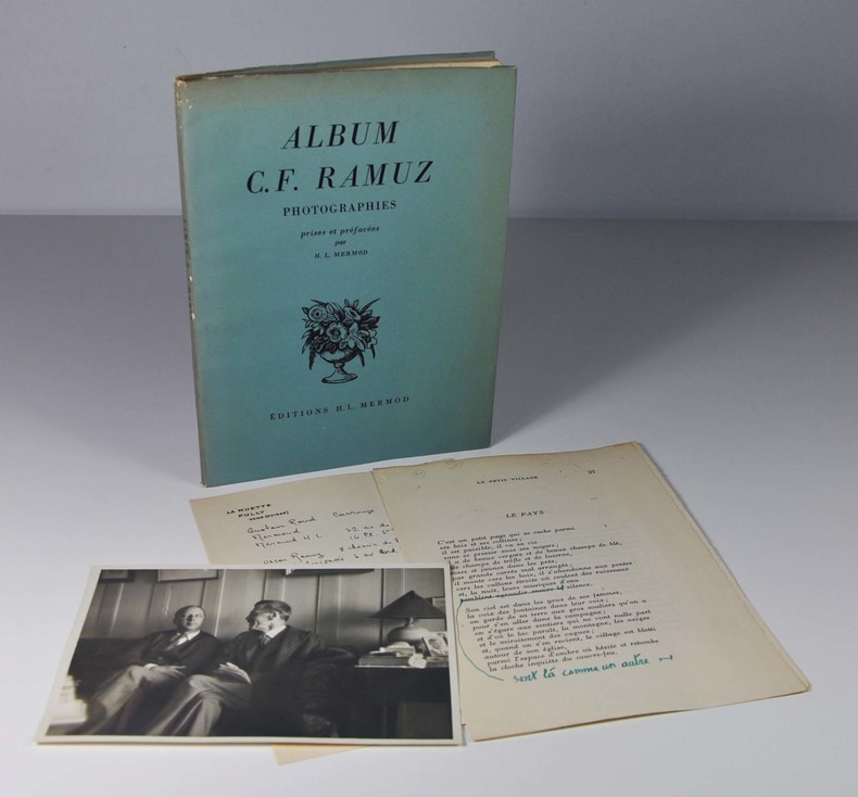 MERMOD H.L. Album Ramuz - Photographies prises et préfacées par H.L. Mermod Editions H.L. Mermod, 1950. In-8 broché, couverture rempliée, pagination absente. Edition originale. Tirage à 1500 exemplaires sur papier Rhätia, celui-ci non justifié. 51 photographies hors texte tirées en héliogravures. Exemplaire truffé d